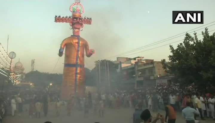 इसके साथ ही ये तस्वीर पंजाब के लुधियाना की है जहां रावण के दहन को देखने के लिए भीड़ उमड़ पड़ी. इसी बीच लोगों का उत्साह देखना वाला था.