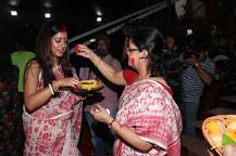 शादी के बाद इशिता का पहला सिंदूर खेला, यहां हैं इस त्यौहार की खूबसूरत तस्वीरें