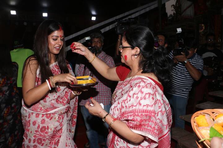 बॉलीवुड अभिनेत्री इशिता दत्ता ने शादी के बाद पहली बार जमकर सिंदूर खेला. इस दौरान उनकी कुछ बेहद खूबसूरत तस्वीरें हम आपके लिए लाए हैं. इशिता की इन तस्वीरों को देखने के लिए रुख कीजिए आगे की स्लाइड्स का. (तस्वीर: मानव मंगलानी)