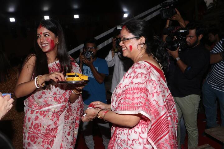 आपको बता दें कि ये परंपरा बंगाल की है. बंगाल के लोग दशमी के दिन दुर्गा मां के विसर्जन से पहले जमकर सिंदूर खेलते हैं. (तस्वीर: मानव मंगलानी)