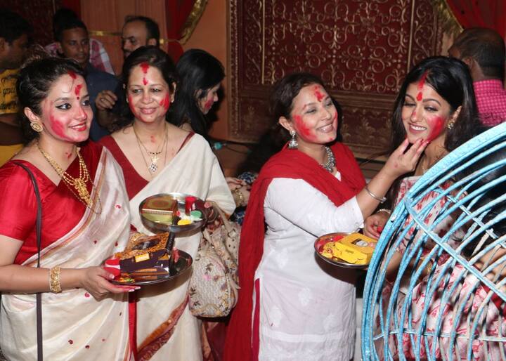 इससे पहले भी इशिता मां दुर्गा के पंडाल में पहुंची थी. (तस्वीर: मानव मंगलानी) 