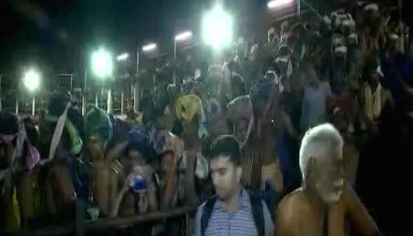 घटना के बाद लोगों की उमड़ी भीड़. इस घटना ने सबको हिला कर रख दिया है.