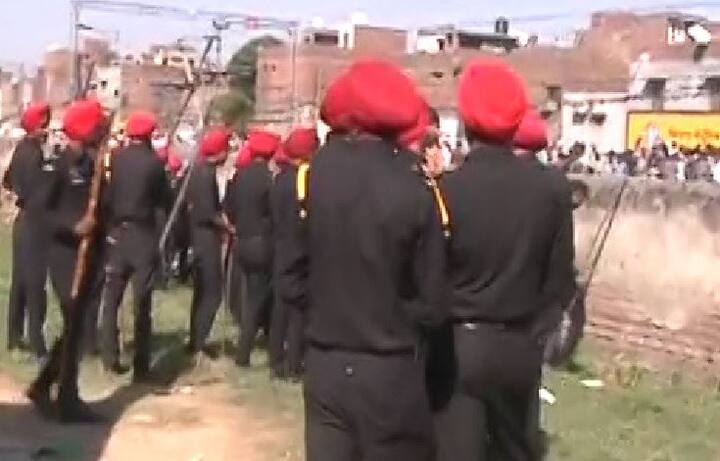 मौके पर लोगों की उमड़ी भीड़ के बाद वहां भारी संख्या में पुलिस बल की तैनाती की गई है.