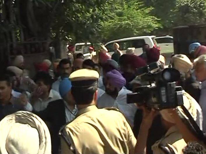 घटनास्थल पर जाते पंजाब के मुख्यमंत्री अमरिंदर सिंह. उन्होंने इससे पहले प्रेस कॉन्फ्रेंस को भी संबोधित किया.