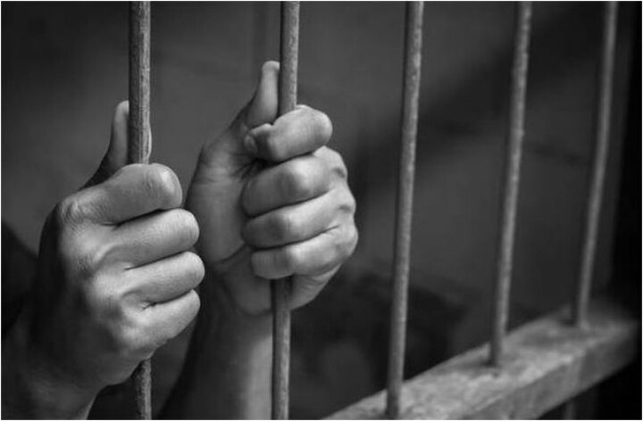 A woman arrested by police who was taking pension of her father in law in Etawah ANN यूपी: 20 साल तक लिया ससुर की पेंशन का मजा, अब बहू खा रही है जेल की हवा