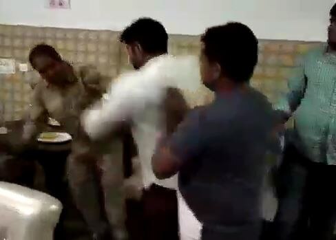 BJP leader beat police officer in meerut, video viral मेरठ में बीजेपी नेता ने दारोगा को पीटा, केस दर्ज, दारोगा लाइन हाजिर