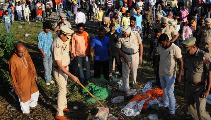 यह हादसा उस समय हुआ था जब लोग रेल की पटरियों पर खड़े होकर दशहरे के जश्न में डूबे थे, तभी पटरियों की दोनों तरफ से ट्रेनें आ गई.