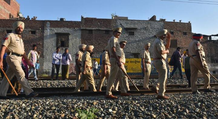 घटनास्थल पर मौजूद पुलिसकर्मी. इस बड़े हादसे के बाद आसपास के लोग काफी संख्या में यहां पहुंच रहे हैं.