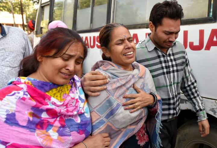 दर्जनों लोगों की मौत होने से पंजाब में मातम का माहौल है. अपनों को खोने के बाद परिवार वालों का रो-रो कर बुरा हाल है.  