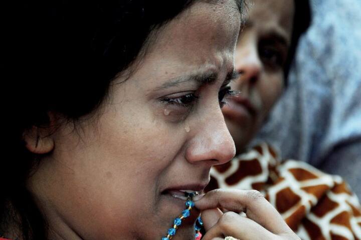 हादसे के बाद मातम में एक महिला. दुर्गा पूजा के अंतिम दिन इस वीभत्स घटना से पूरे इलाके में खुशी मातम में बदल गई.  