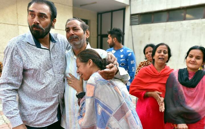हादसे में अपने को खोने के बाद रोते-बिलखते परिजन. मामले में सीएम अमरिंदर सिंह ने मजिस्ट्रेट जांच के आदेश दिए हैं.
