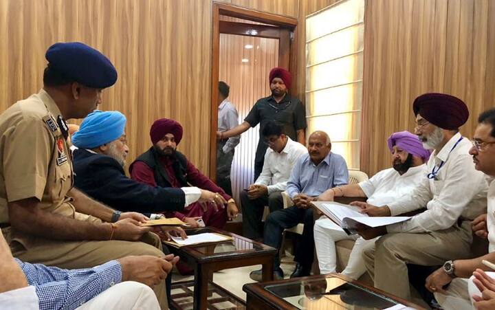 अधिकारियों और मंत्री के साथ बैठक करते सीएम अमरिंदर सिंह. मीटिंग के बाद सीएम घटनास्थल पर भी गए.