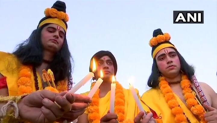 शुक्रवार को अमृतसर के जौड़ा फाटक इलाके में रावण दहन और पटाखे फूटने के बाद भीड़ में से कुछ लोग रेल की पटरियों की ओर बढ़ने लगे जहां पहले से ही बड़ी संख्या में लोग खड़े होकर रावण दहन देख रहे थे. तस्वीर: एएनआई