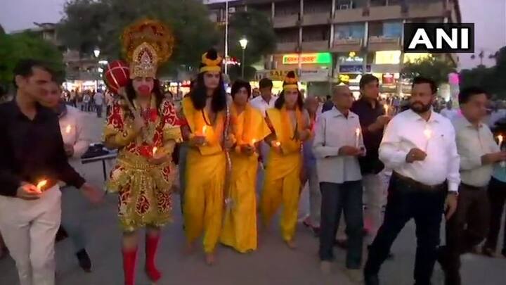 पंजाब की राजधानी चंडीगढ़ में शनिवार को हनुमान, सीता और लक्ष्मण के अवतार में लोगों ने अमृतसर में हुए हादसे के मरने वालों के लिए कैंडल मार्च निकाला. बता दें कि यह हादसे ऐसे वक्त हुआ था जब लोग रावण दहन देख रहे थे कि तभी डीएमयू ट्रेन गुजरी और वहां खड़े लोगों को कुचलती हुई चली गई. तस्वीर: एएनआई