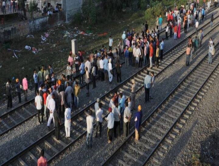 यह घटना शाम करीब 7 बजे की है जब जौड़ा फाटक से डीएमयू ट्रेन गुजरी, ये डीएमयू ट्रेन जालंधर से अमृतसर आ रही थी. तस्वीर: एएनआई