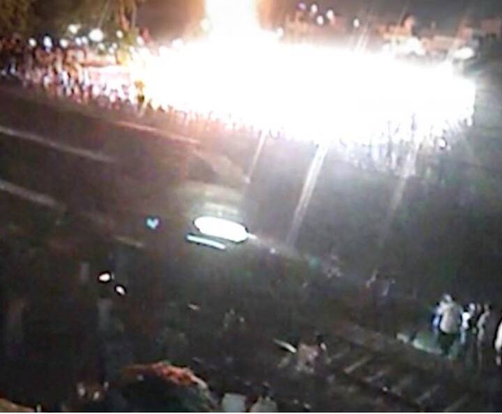 रावण दहन के वक्त पटाखों की आवाज में ट्रेन के आने का पता नहीं चला और दर्दनाक हादसा हो गया. तस्वीर: एएनआई