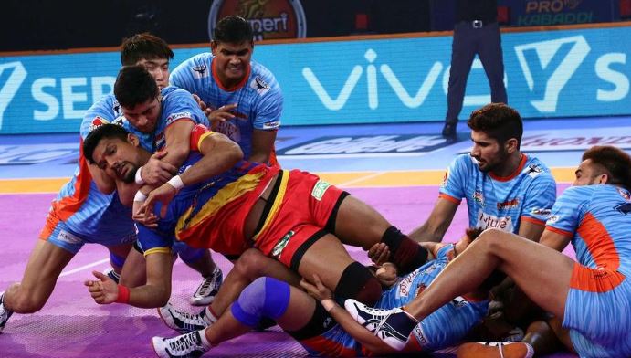 Pro Kabaddi League 2018: यूपी योद्धा और बंगाल वॉरियर्स के बीच 40-40 के स्कोर  से हुआ टाई