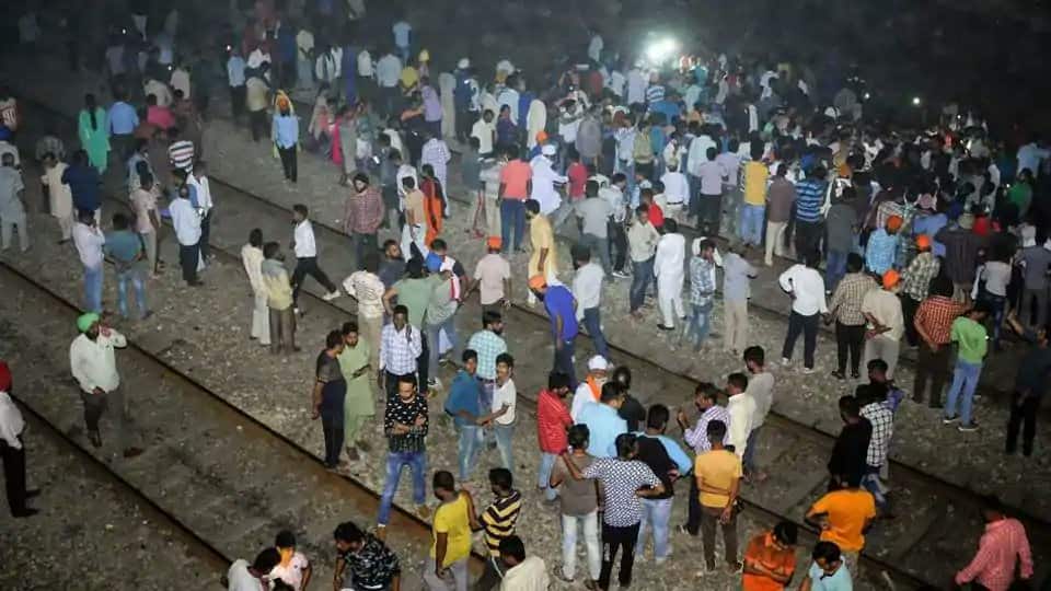 अमृतसर रेल हादसा: एक क्लिक में जानिए दूसरे दिन की पूरी डिटेल्स, खूब हुई राजनीति, लेकिन आंसुओं के सैलाब में डूबे रहे परिजन amitsar train accident 2nd day round up अमृतसर रेल हादसा: एक क्लिक में जानिए दूसरे दिन की पूरी डिटेल्स, खूब हुई राजनीति, लेकिन आंसुओं के सैलाब में डूबे रहे परिजन