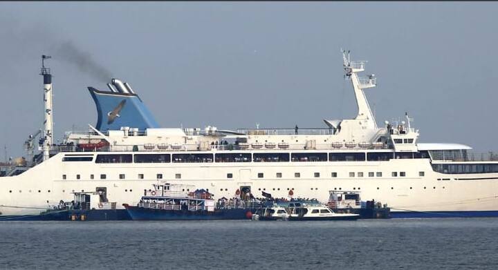 क्रूज के उद्घाटन के अवसर पर महाराष्ट्र के सीएम देवेंद्र फडणवीस, उनकी पत्नी और केन्द्रीय परिवहन मंत्री नितिन गडकरी मौजूद थे.