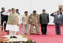 आजाद हिंद सरकार के 75 साल: लाल किले में पीएम मोदी ने फहराया तिरंगा, कहा- एक परिवार के लिए सपूतों को भुलाया गया