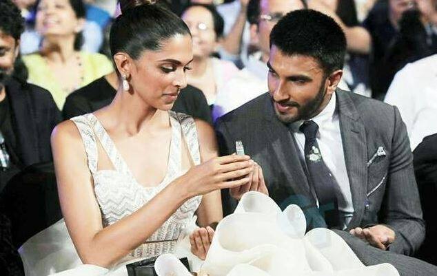 दीपिका-रणवीर की शादी की अफवाहों के बीच दोनों ने करीब एक घंटे पहले ही सोशल मीडिया के जरिए शादी का ऐलान कर दिया है. दोनों ने अपने फैंस और करीबीयों से आर्शीवाद देने का भी आग्रह किया. इसके साथ ही शादी की तारीख का भी खुलासा किया. इस बीच आज हम आपको उन बॉलीवुड जोड़ियों के बारे में बताने जा रहे हैं जो इसी साल विवाह के परिणय सूत्र में बंधें. तस्वीर: इंस्टाग्राम