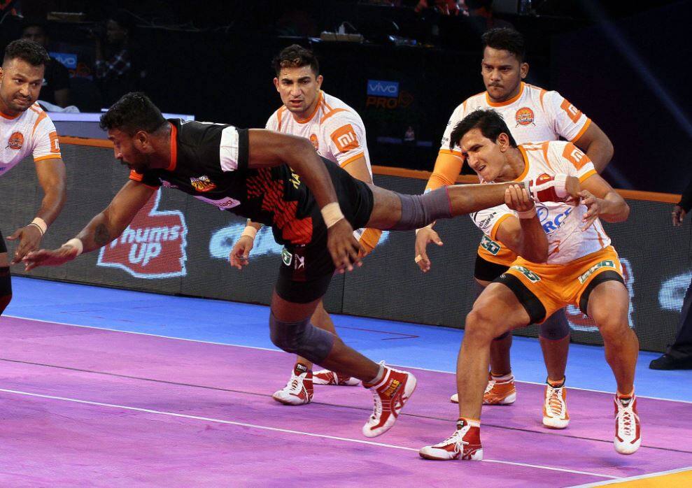 Pro Kabaddi League 2018: पुणेरी पल्टन ने बेंगलुरु बुल्स को 27-25 से हराकर लगाई जीत की हैट्रिक Pro Kabaddi League 2018: Puneri Paltan defeated Bengaluru Bulls 27-25 to win the hat-trick Pro Kabaddi League 2018: पुणेरी पल्टन ने बेंगलुरु बुल्स को 27-25 से हराकर लगाई जीत की हैट्रिक