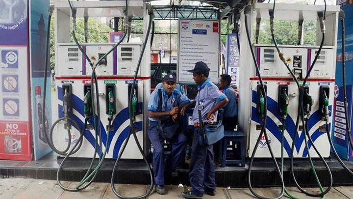 petrol pumps in Delhi to remain shut today, protest against govt’s refusal to cut VAT केजरीवाल ने कहा- दिल्ली में रेड की धमकी देकर बंद कराए गए पेट्रोल पंप, माफी मांगे बीजेपी