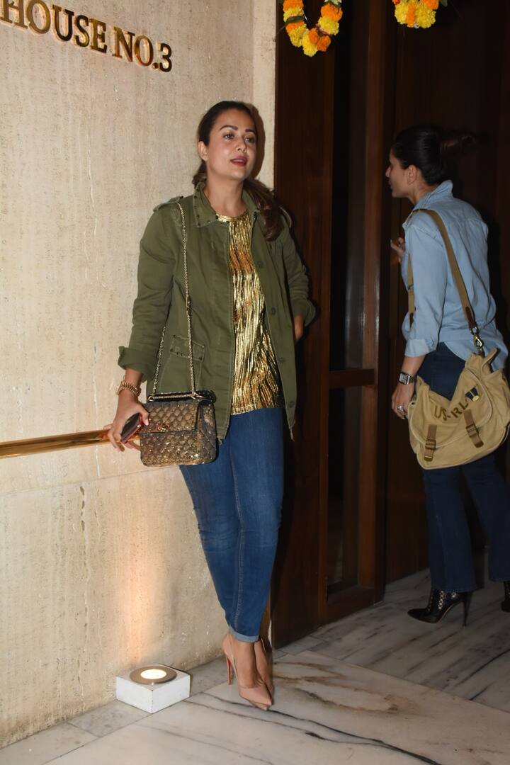 वहीं, अमृता ने इस दौरान जींस टॉप के साथ जैकेट पहना हुआ था जो उनके इस लुक को कहीं ज्यादा परफेक्ट बना रहा था. (तस्वीर: मानव मंगलानी)