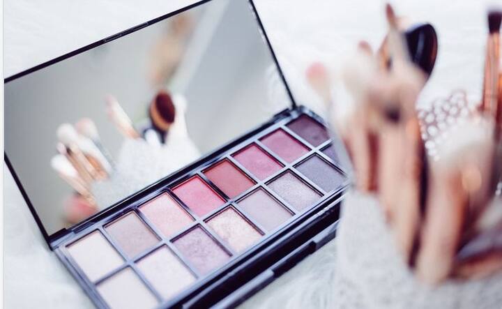 दो चम्मच गेहूं का चोकर, एक चम्मच बादाम तेल, दही, शहद और गुलाबजल का पेस्ट बनाकर इसे चेहरे पर लगाकर 20 मिनट बाद धोने से चेहरे की सुंदरता   निखर जाती है और चेहरा खिला खिला रहता है.फोटोः गूगल फ्री इमेज  