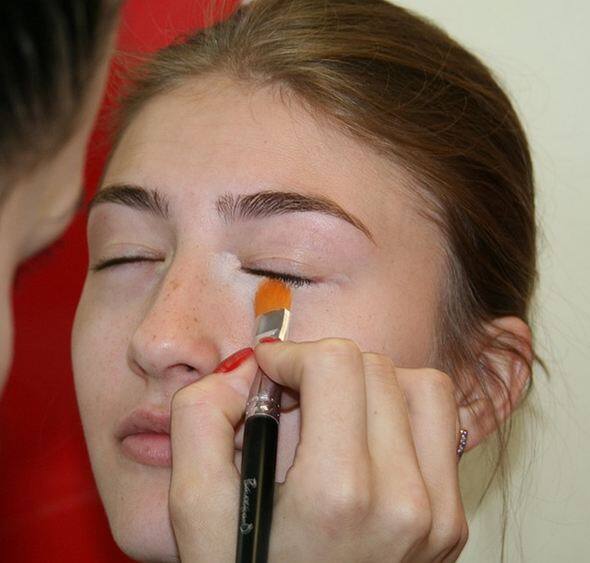 अगर आप फाउंडेशन का प्रयोग करना चाहती हैं तो केवल जल आधरित फाउंडेशन का ही प्रयोग करें और हल्के कवरेज के लिए एक या दो बूंद पानी प्रयोग में ला   सकती हैं. फाउंडेशन जितना भी संभव है, आपकी त्वचा के रंग से मेल जोल खाता होना चाहिए और उसके बाद पाउडर का उपयोग करें. चेहरे पर प्राकृतिक आभा के   लिए अच्छी तरह ब्लैड करके गालों को ब्लशर से चमकाएं.फोटोः गूगल फ्री इमेज  