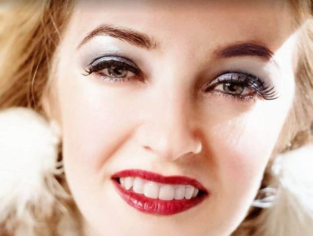  त्वचा को साफ करके उस पर सनस्क्रीन और माइस्चराइजर का प्रयोग कीजिए. तैलीय त्वचा के लिए एस्ट्रीजंट लोशन का प्रयोग करने के बाद पाउडर लगाएं. तैलीय   त्वचा के लिए ज्यादा पाउडर का प्रयोग मत करें और चेहरे के तैलीय भागों पर ही ध्यान दें. पूरे चेहरे और गर्दन पर हल्की गीली स्पंज से पाऊडर का प्रयोग करें.   इससे चेहरे का सौंदर्य लंबे समय तक बना रहता है. फोटोः गूगल फ्री इमेज  