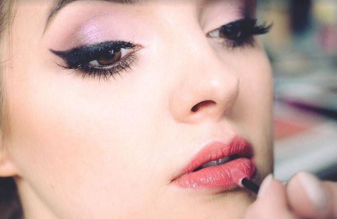 आंखों की सुंदरता के लिए अपनी पलकों को पेंसिल या काजल से चमकाएं. आंखों पर कोमल प्रभाव के लिए पलकों पर भूरी या स्लेटी आई शैडों का प्रयोग करें और   इसके बाद मस्कारा का प्रयोग करें, जिससे आंखों पर चमक आ जाएगी और मेकअप में भारीपन की दिखावट भी नहीं होगी. फोटोः गूगल फ्री इमेज  