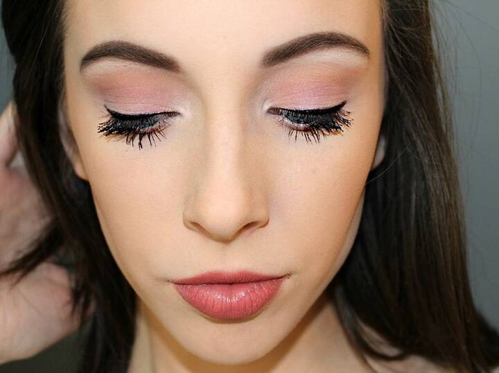 उचित जीवनशैली अपनाने से चहेरे पर चमक और उत्साह की झलक मिलती है. तेजस्वी आभा के लिए उचित पोषाहार, व्यायाम, पर्याप्त नींद और विश्राम अत्यंत   आवश्यक है. त्योहार से कुछ हफ्ते पहले हल्का व्यायाम और पैदल चलने की आदत डालनी चाहिए. पैदल चलना शारीरिक और मानसिक स्वस्थ्य दोनों के लिए   अत्यंत लाभकारी साबित होता है. मन की शांति और स्वास्थ्य के लिए लंबी गहरी सांसें सबसे ज्यादा लाभप्रद मानी जाती है.फोटोः गूगल फ्री इमेज  