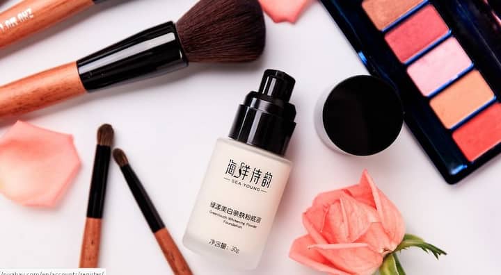 सौंदर्य विशेषज्ञ शहनाज हुसैन ने कहा कि करवाचौथ में मुख्यता परंपारिक पोशाकों और परिधनों को ही पसंद किया जाता है, क्योंकि इनका संबंध व्रत और   पूजा-अर्चना से सीधे तौर पर जुड़ा है. हालांकि बदलते आधुनिक परिवेश में फिल्मों और फैशन का प्रभाव भी कुछ हद तक इस व्रत में दिखने में मिल जाता है.फोटोः गूगल फ्री इमेज  