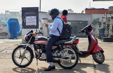 दिल्ली में पेट्रोल पंप बंद रहने, टैक्सी-ऑटो की हड़ताल से लोगों को हुई भारी दिक्कत दिल्ली में पेट्रोल पंप बंद रहने, टैक्सी-ऑटो की हड़ताल से लोगों को हुई भारी दिक्कत