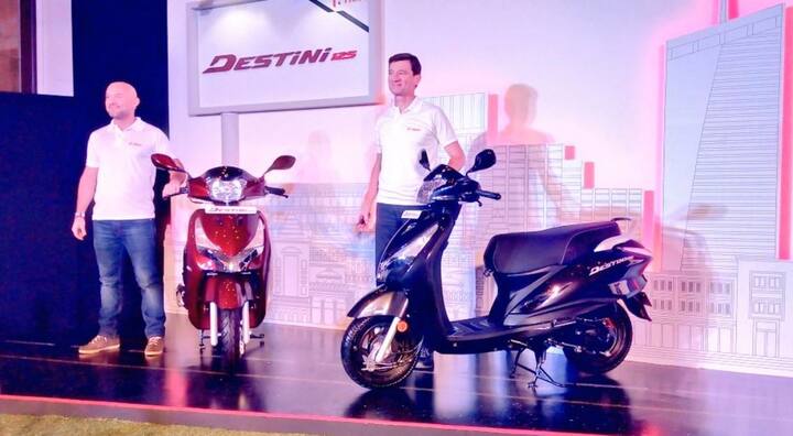 स्कूटर के फ्रंट सस्पेंशन में टेलिस्कोपिक टाइप फॉर्क और स्प्रिंग लोडेड हाईड्रोलिक शॉक एबसॉर्बर भी है. तस्वीर: ट्विटर