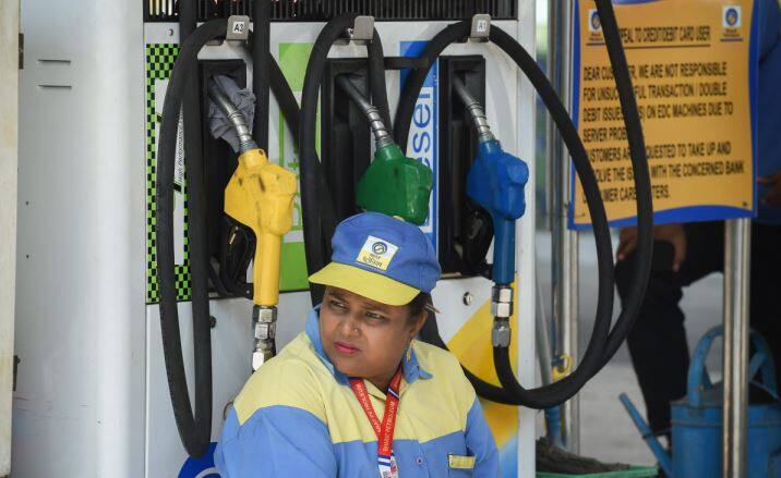 Petrol and diesel prices decrease in Delhi 6 दिन में एक रुपया 49 पैसा सस्ता हुआ पेट्रोल, डीजल की कीमतों में मामूली कटौती