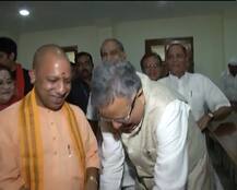 छत्तीसगढ़: रमन सिंह ने नामांकन से पहले दो बार छुए योगी के पैर, कहा- लक्ष्य से ज्यादा सीटें लाएंगे