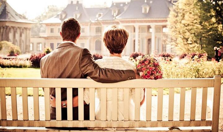 रिसर्च में ये भी पाया गया कि महिलाएं जहां औसतन 81.1 साल तक जीती हैं वहीं पुरुष 76.1 साल जीते हैं. फोटोः गूगल फ्री इमेज 
