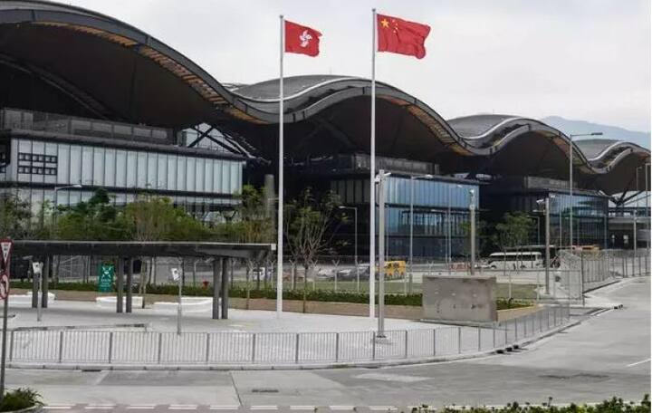 ऐसा माना जा रहा है कि चीन के राष्ट्रपति शी जिनपिंग आज झुहाई उद्घाटन सेरेमनी में आ सकते हैं. हालांकि ये ब्रिज 24 अक्टूबर को पब्लिक के लिए खुलेगा. फोटो: एएफपी