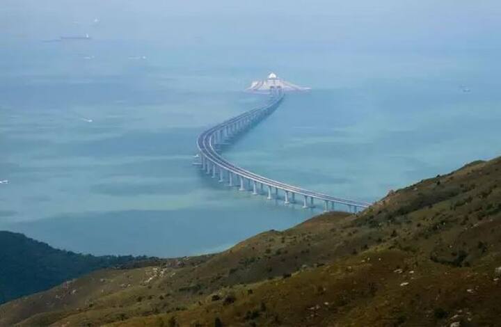 20 अरब डॉलर की लागत से बना दुनिया का सबसे लंबा सी-क्रॉसिंग ब्रिज कल आम जनता के लिए खुल जाएगा. फोटो: एएफपी