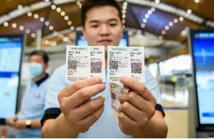 जानकारों को कहना है कि इस ब्रिज के बनने से लोगों की 3 घंटे की जर्नी 30 मिनट में पूरी होगी. इससे यात्रियों और पर्यटकों दोनों को ट्रैवल में बहुत आसानी होगी. हालांकि प्राइवेट कार ऑनर्स को इस ब्रिज से ड्राइव टाइम के दौरान स्पेशल परमिट लेना होगा. फोटो: एएफपी