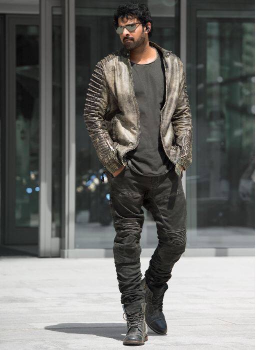 ‘साहो’ में हैरतअंगेज़ स्टंट्स के साथ ज़बरदस्त एक्शन करते दिखेंगे प्रभास, देखें मेकिंग वीडियो