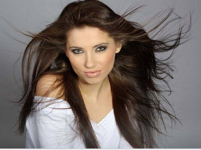 पानी में 2 से तीन चम्मच बेकिंग सोडा मिलाकर बालों में लगाने से आराम मिलता है. 10-15 मिनट तक सोडा लगाएं रखें और फिर बालों को शैंपू कर लें. इन टिप्स को अपनाने से आसानी से बालों में चमक भी आएगी और रूखेपन, खुजली के साथ ही डेंड्रफ से भी छुटकारा मिलेगा. फोटोः गूगल फ्री इमेज  
