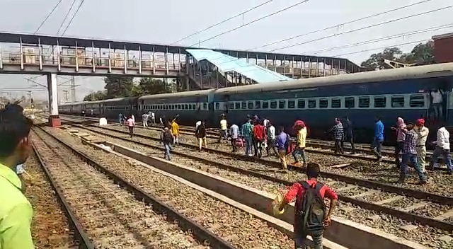 Bihar: Students protest at Buxar railway station after cancellation of ITI exam बिहार: ITI परीक्षा रद्द होने से नाराज छात्रों ने बक्सर रेलवे स्टेशन पर की आगजनी, पुलिस ने चलाई लाठियां