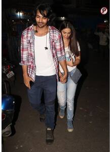 रोमांटिक अंदाज में एक दूसरे का हाथ थामें दिखे हर्षवर्धन राणे और किम शर्मा, देखें तस्वीरें