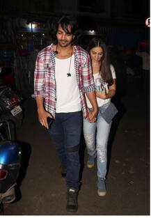 रोमांटिक अंदाज में एक दूसरे का हाथ थामें दिखे हर्षवर्धन राणे और किम शर्मा, देखें तस्वीरें