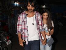 रोमांटिक अंदाज में एक दूसरे का हाथ थामें दिखे हर्षवर्धन राणे और किम शर्मा, देखें तस्वीरें