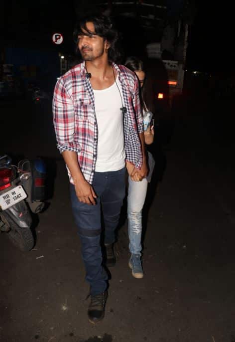 जब पैपराजी ने इन्हें कैमरे में कैद करना चाहा तो हर्षवर्धन राणे मुस्कुराते नज़र आए.