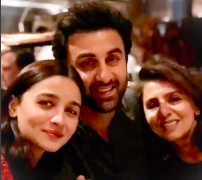 रणबीर कपूर के पिता ऋषि कपूर इन दिनों न्यूयॉर्क में हैं और अपना इलाज करवा रहे हैं. न्यूयॉर्क में ऋषि के साथ उनकी पत्नी नीतू कपूर और बेटा रणबीर कपूर भी मौजूद थे.